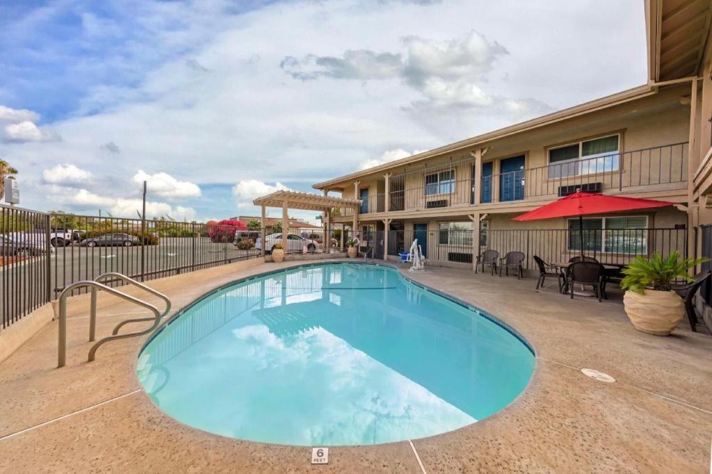 Best Western Hanford Inn Экстерьер фото