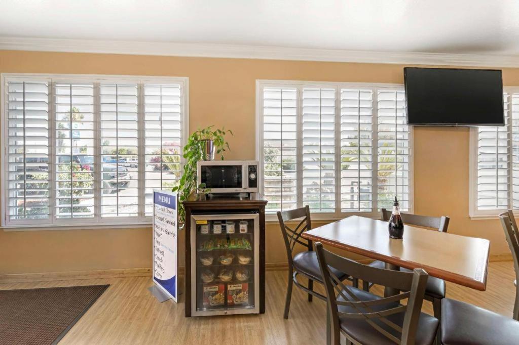 Best Western Hanford Inn Экстерьер фото