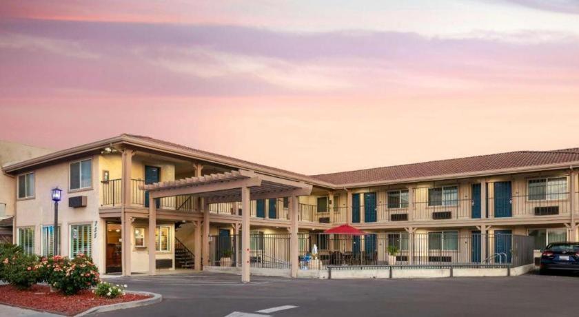 Best Western Hanford Inn Экстерьер фото
